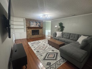 Smart TV, fireplace, computer monitors - DFW World Cup Oasis--Pool & 15 Min to Stadium (Euless)