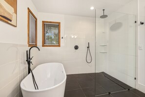 Hair dryer, towels, soap, shampoo - The Post Oak Retreat (Rogers)