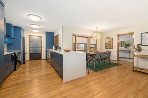 Fridge, microwave, oven, stovetop - The Post Oak Retreat (Rogers)