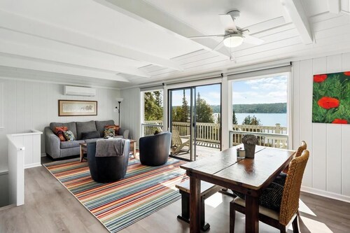 Charming bungalow on Walloon Lake. Close to Petoskey, ski areas, hiking & biking
