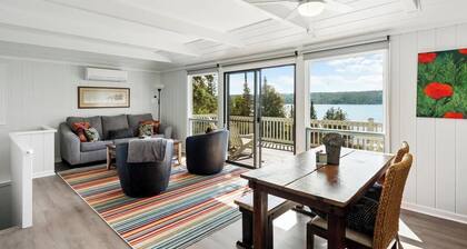 Charming bungalow on Walloon Lake. Close to Petoskey, ski areas, hiking & biking