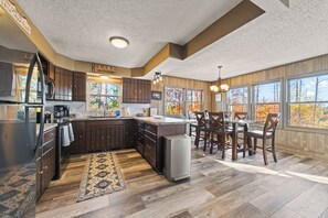 Wasserkocher mit Kaffee-/Teezubehör, Kühlschrank, Mikrowelle, Ofen
