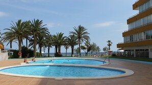 Pool - Newly renovated apartment, located 50 meters from the sea, with swimming pool. (Sant Adrià de Besòs)