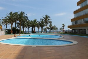 Pool - Newly renovated apartment, located 50 meters from the sea, with swimming pool. (Sant Adrià de Besòs)
