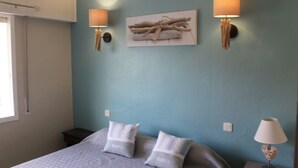 2 bedrooms, Internet, bed sheets - Newly renovated apartment, located 50 meters from the sea, with swimming pool. (Sant Adrià de Besòs)