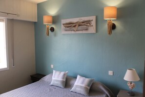 2 bedrooms, Internet, bed sheets - Newly renovated apartment, located 50 meters from the sea, with swimming pool. (Sant Adrià de Besòs)