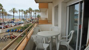 Outdoor dining - Newly renovated apartment, located 50 meters from the sea, with swimming pool. (Sant Adrià de Besòs)