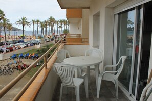 Outdoor dining - Newly renovated apartment, located 50 meters from the sea, with swimming pool. (Sant Adrià de Besòs)