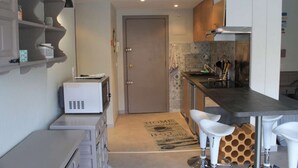 Microwave, oven, stovetop, dishwasher - Newly renovated apartment, located 50 meters from the sea, with swimming pool. (Sant Adrià de Besòs)