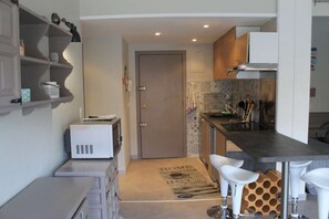 Microwave, oven, stovetop, dishwasher - Newly renovated apartment, located 50 meters from the sea, with swimming pool. (Sant Adrià de Besòs)