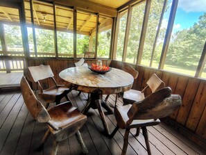 Outdoor dining - Charming Lakeside Cabin on Lookout mountain, Fort Payne by Little River Canyon! (Fort Payne)