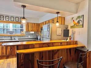 Dining - Charming Lakeside Cabin on Lookout mountain, Fort Payne by Little River Canyon! (Fort Payne)