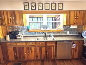 Fridge, microwave, oven, stovetop - Charming Lakeside Cabin on Lookout mountain, Fort Payne by Little River Canyon! (Fort Payne)