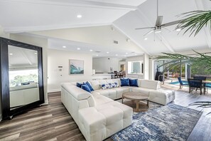 Living area - Charming 3-bedroom waterfront house in Naples/Marco Island (Naples)
