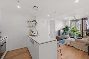 Apartment | Private kitchen - Spacious Inner-city Apartment With Pool (Brisbane)