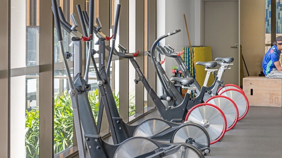 Spacious Inner-city Apartment With Pool