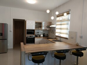 Een koelkast, een magnetron, een oven, een kookplaat