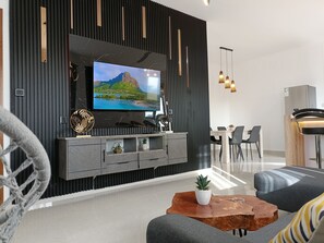 Een smart-tv en boeken