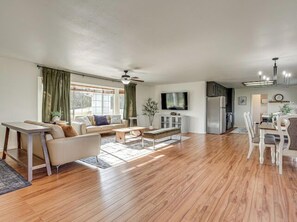 Smart TV - Yosemite Foothills Forest Retreat • RV Parking & EV Charger (Coarsegold)