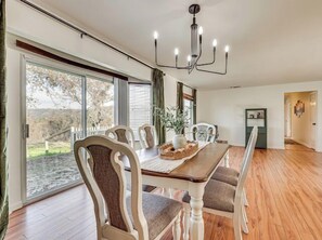 Dining - Yosemite Foothills Forest Retreat • RV Parking & EV Charger (Coarsegold)