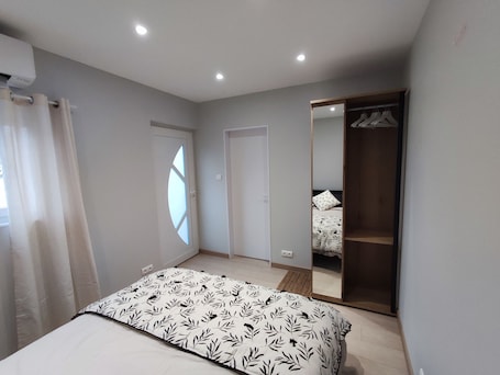 Internet, bed sheets. 35m2 apartment in the heart of the village 5mn from the RCEA 25mn from the TGV-clunisois station