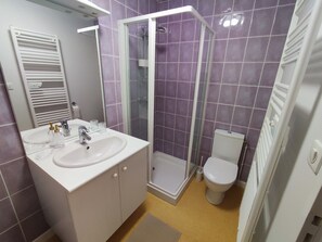 Dusche, Haartrockner, HandtĂŒcher, Seife