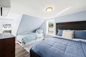 Room - Oceanfront Loft & Style | New Renovation (Old Orchard Beach)