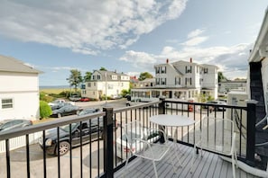 Outdoor dining - Charming Beachfront Loft | New Renovation (Old Orchard Beach)