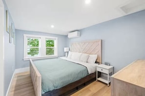 Room - Steps from the Beach | Newly Renovated (Old Orchard Beach)