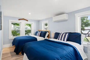 2 bedrooms, WiFi, bed sheets - Steps from the Beach | Newly Renovated (Old Orchard Beach)