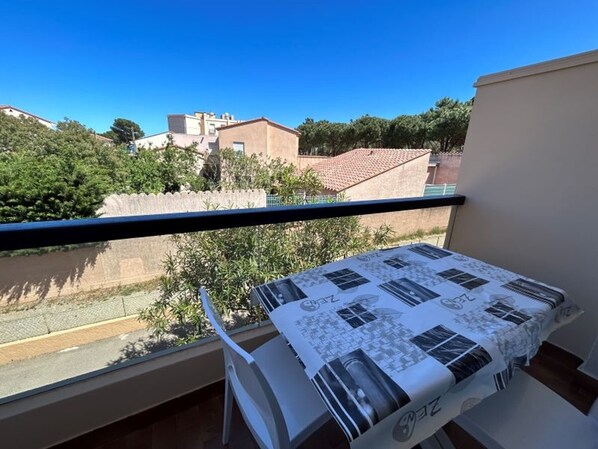 Outdoor dining - Apartment for 4, 150m from beach with parking (Argelès-sur-Mer)