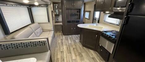 Réfrigérateur, micro-ondes, four, plaque de cuisson