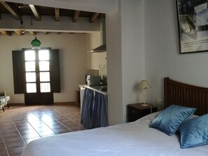 Free WiFi, bed sheets - Historic studio near Alhambra, perfect for remote work (Granada)