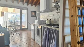 Frigorífico, microondas, horno y cafetera o tetera