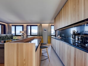 Wasserkocher mit Kaffee-/Teezubehör, Kühlschrank, Mikrowelle, Ofen