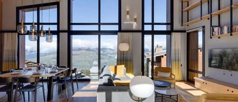 Een televisie en een open haard