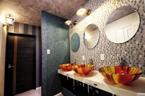 Sèche-cheveux, serviettes fournies