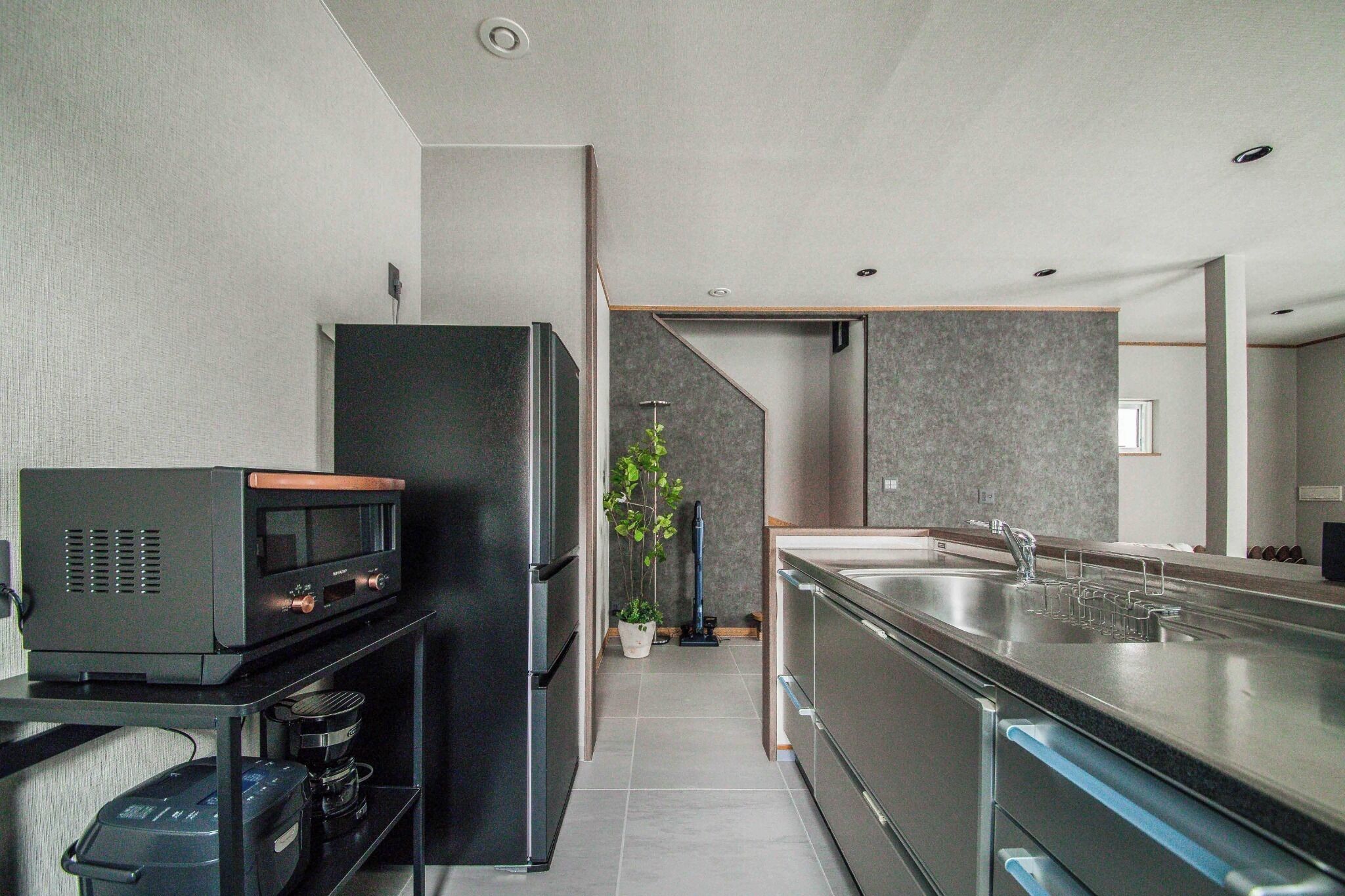 Fridge, microwave, stovetop, cookware/dishes/utensils