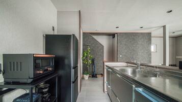 Fridge, microwave, stovetop, cookware/dishes/utensils