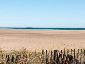 On the beach - Family apartment near the beach with parking (Fleury-Saint-Pierre-la-Mer)