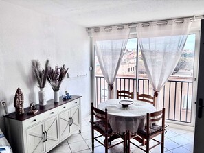 Dining - Family apartment near the beach with parking (Fleury-Saint-Pierre-la-Mer)