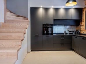Wasserkocher mit Kaffee-/Teezubehör, Kühlschrank, Mikrowelle, Ofen