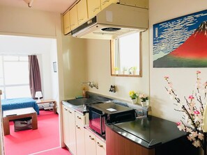 Een koelkast, een magnetron