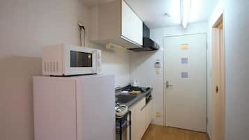 Fridge, microwave, stovetop, cookware/dishes/utensils