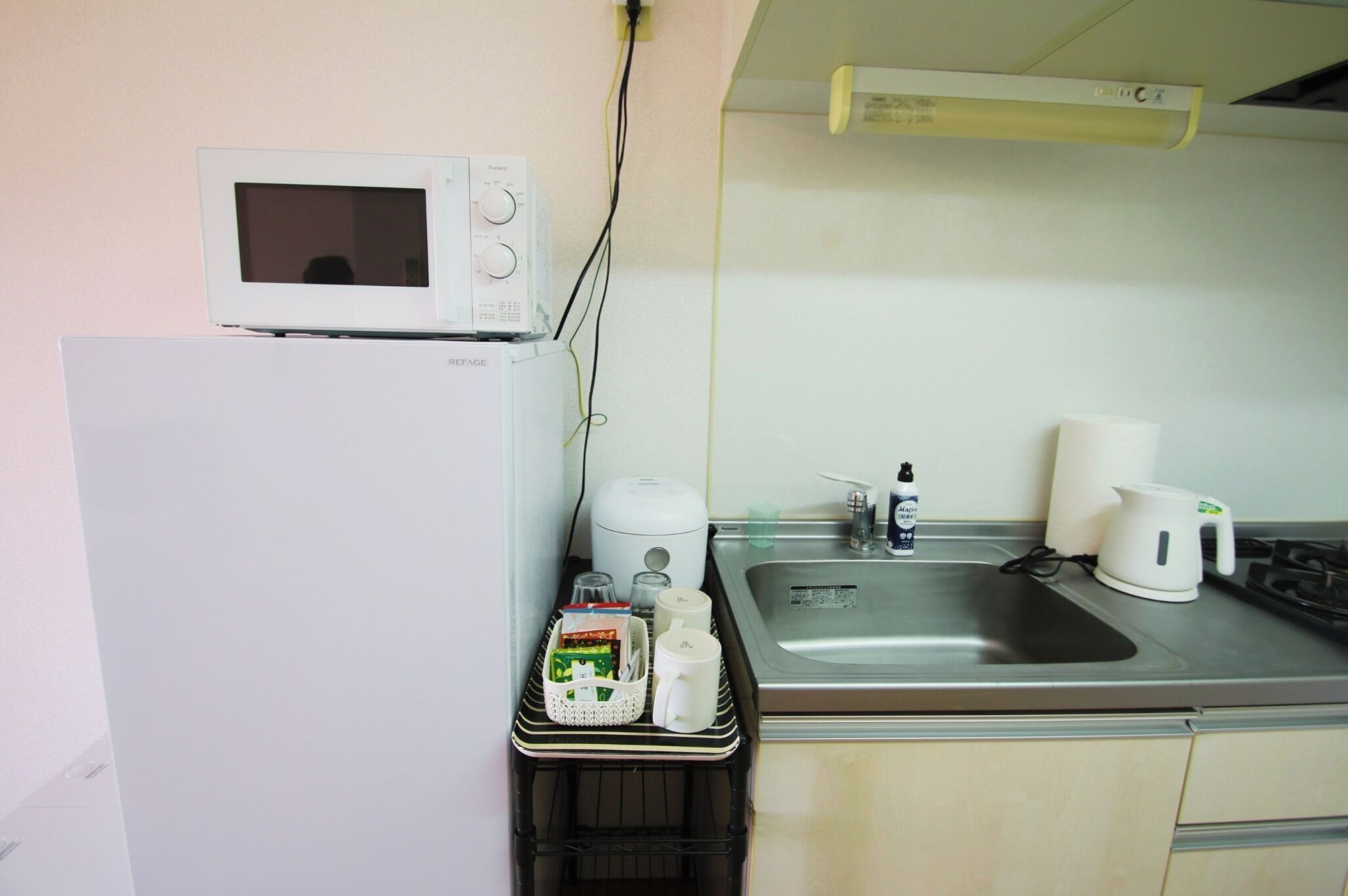 冷蔵庫、電子レンジ、コンロ、調理器具と食器