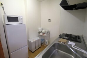 Kühlschrank, Mikrowelle, Herdplatte, Kochgeschirr/Geschirr/Besteck