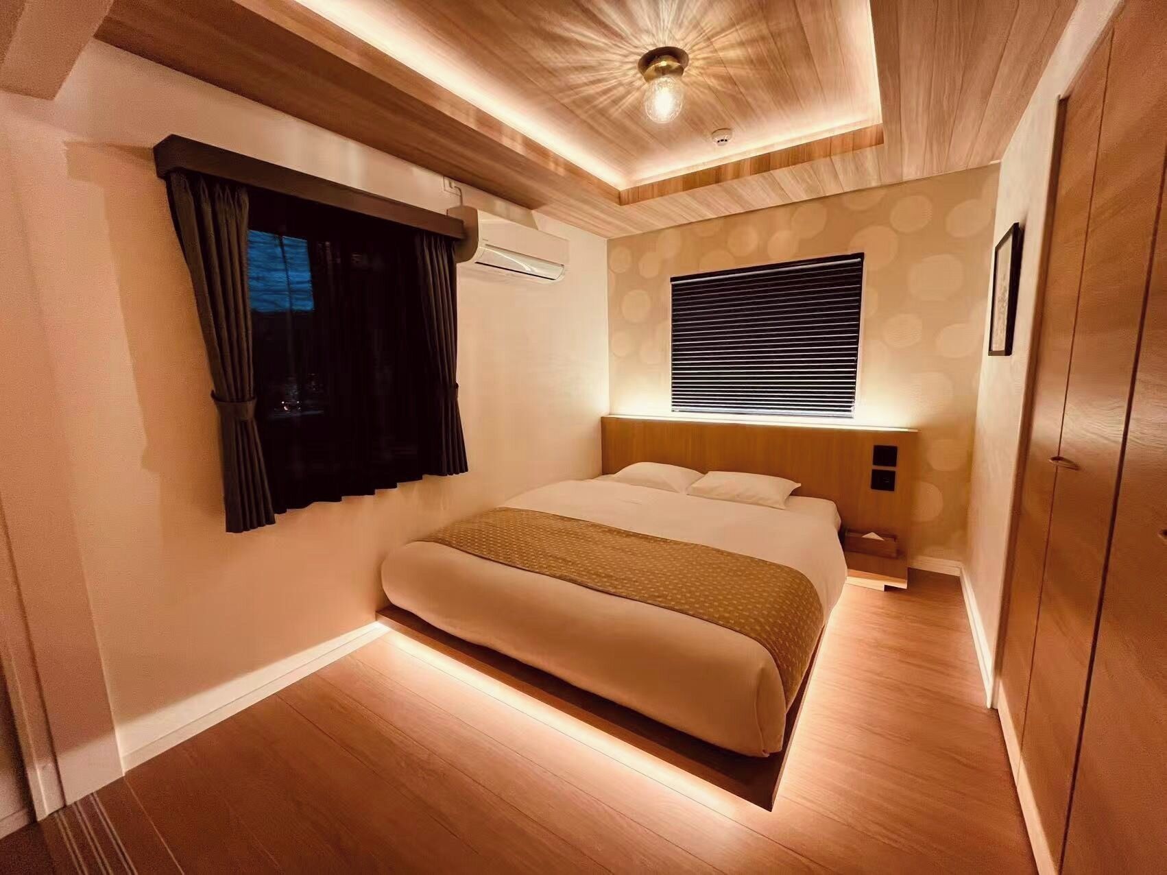 Tabla de planchar con plancha, wifi gratis y ropa de cama 