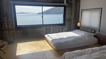 Een bureau, gratis wifi, beddengoed