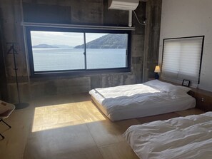 Escritorio, wifi gratis y ropa de cama 