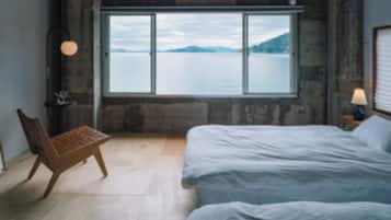 Een bureau, gratis wifi, beddengoed